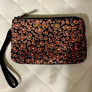 I’m selling a lightly used Michael Kors clutch bag. Only used a couple of times.